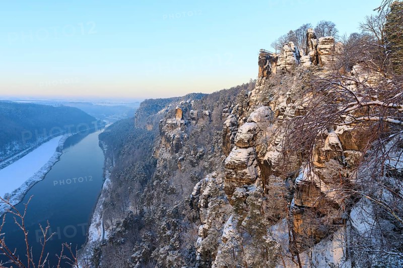 Kanapee viewpoint at the Bastei into the snow-covered Elbe valley with sandstone cliffs such as the Wartturm and the floating viewing platform of the Basteiaussicht, Saxon Switzerland, Saxony, Germany