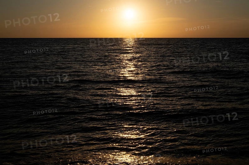 Sunset by the sea, North Sea, English Channel, Étretat, evening mood, atmospheric, Normandy, Seine-Maritime, France