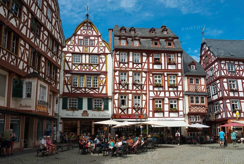 Lively square in the old town centre with half-timbered houses and cafés in sunny weather, market square, Bernkastel district, Bernkastel-Kues, Moselle, Rhineland-Palatinate, Germany