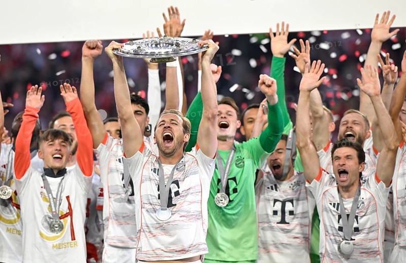 FC Bayern Munich FCB celebrates 34th championship title, championship celebration, championship trophy, trophy, cup, Harry Kane (09) Goalkeeper Jonas Urbig (40) Thomas Müller (25) Allianz Arena, Munich, Bavaria, Germany