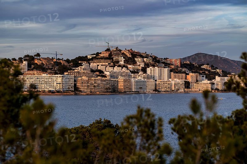 View of hotels, apartment hotels, Santa Ponça, Calvià, evening mood, Majorca, Balearic Islands, Balearic Islands, Spain
