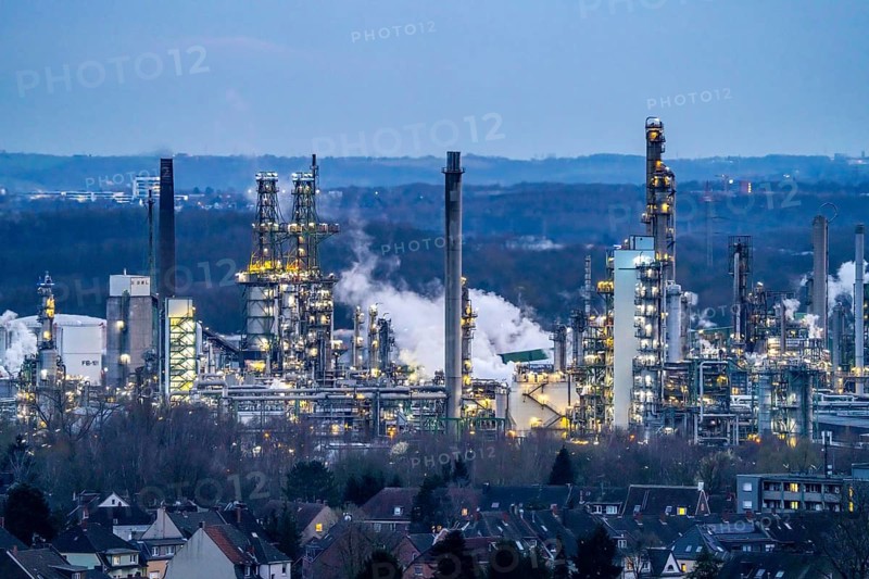 Ruhr Öl GmbH, BP Gelsenkirchen refinery, in GE-Horst, production of products from mineral oil, petrol, diesel, paraffin, view over the district Beckhausen, Gelsenkirchen, North Rhine-Westphalia, Germany