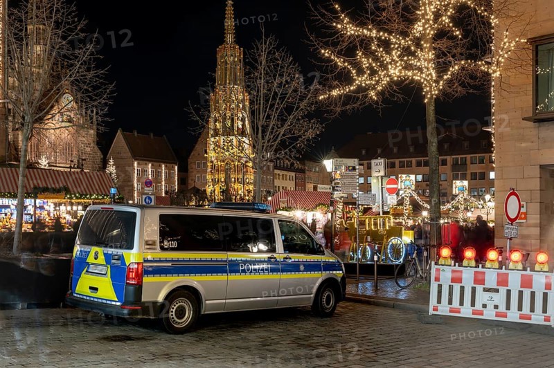 Police securing the Christkindlesmarkt, behind the Schöne Brunnen, Hauptmarkt, Nuremberg, Middle Franconia, Bavaria, Germany