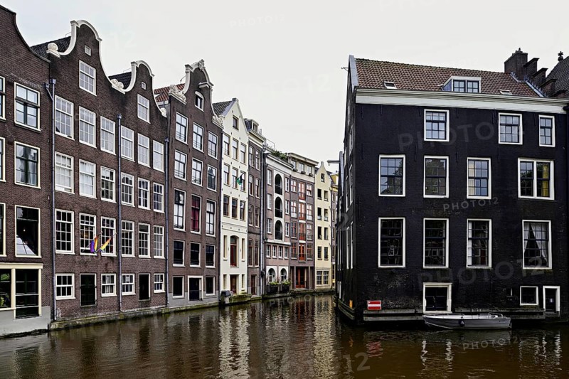Oudezijds Voorburgwal, canal belt, historic De Wallen neighbourhood, Amsterdam, province of North Holland, Netherlands