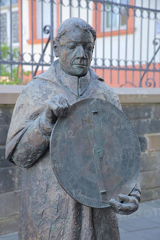 Monument to the medieval philosopher, mathematician and theologian Nicholas of Cusa, Latin Nicolaus Cusanus, with astrolabe by Kurt Tassotti 2013, disc for astronomical star position calculation, astronomy, bronze sculpture, parish, fruit market, Sankt Wendel, Saarland, Germany
