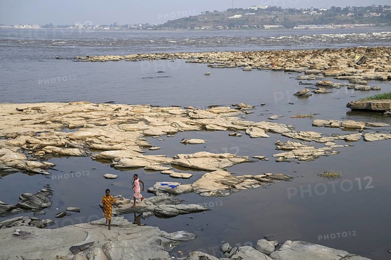 Women at the Congo River near the Malebo Pool, formerly Stanley Pool, Brazzaville, Republic of Congo