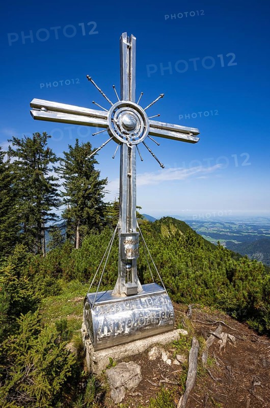 Summit cross on the Eibleck with a view of the Ochsenberg, Osterhorn group, Salzkammergut, Salzburg province, Austria