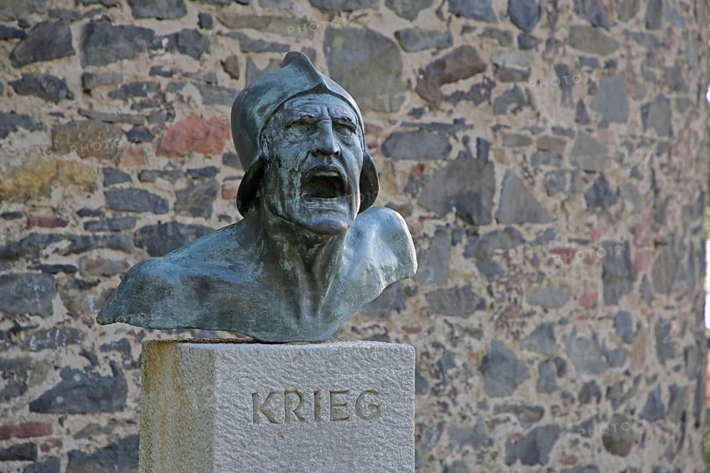 Memorial against war by Richard Biringer 1928, symbol for peace, war memorial, bronze sculpture, bust with screaming warrior, soldier, cry, shout, scream, roar, death, fear, anxiety, fearful, face, head, mouth, open, open, no, hate, protest, rejection, against, contradiction, resistance, inscription, Brüningpark, Höchst, Frankfurt am Main, Hesse, Germany