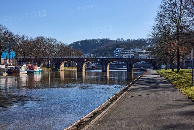 River Saar, riverbank, footpath and cycle path, pedestrian bridge, trees, backlight, sidelight, blue sky, cloudless, Old Bridge, Saarbrücken, state capital, Saarbrücken Regional Association, Saarland, Germany