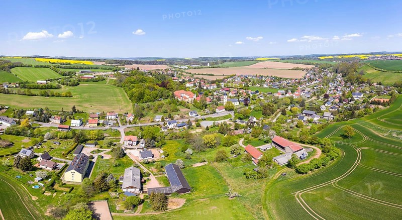 View of the village with castle and church from above, Reichstädt, Dippoldiswalde, Erzgebirge, Saxony, Germany