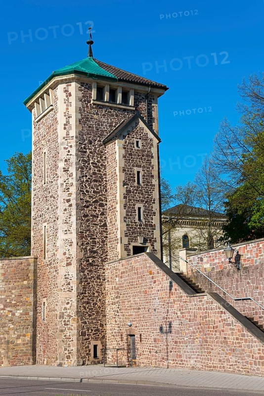 A medieval defence tower with bricks under a blue sky, defence tower, Kiek in de Köken, Museum, Magdeburg, Saxony-Anhalt, Germany