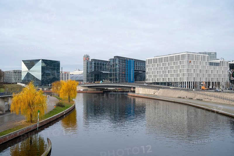 Cube office building, main railway station, PWC office building, Spree, view from the Kronprinzenbrücke, Berlin, Germany
