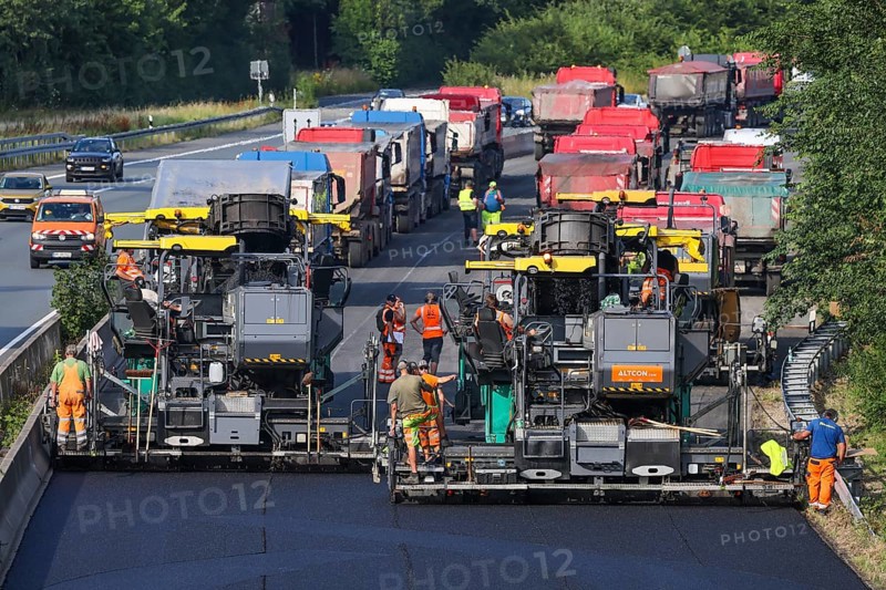 Essen, North Rhine-Westphalia, Germany, Road construction, Asphalt pavers and road rollers lay new, open-pored, whisper asphalt on the A52 motorway, here between the Essen-Kettwig and Essen-Rüttenscheid junctions in the direction of Dortmund