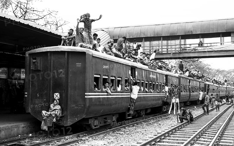 Passengers on the roof of a crowded train, Monochrom, Dhaka, Bangladesh