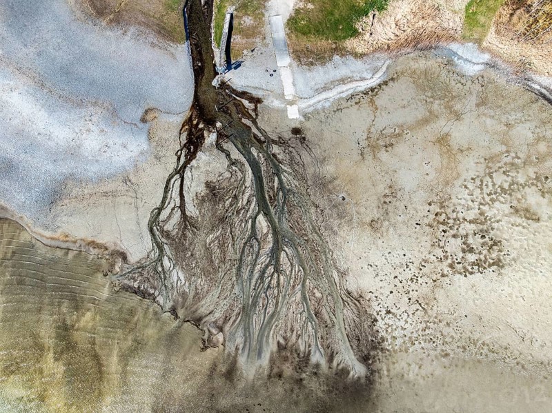 Aerial photograph, top down view of the Mühlbach at low water, which flows from the Mindelsee into Lake Constance in branched flow lines, Markelfingen, Radolfzell am Lake Constance, Landkreis Konstanz, Baden-Württemberg, Germany