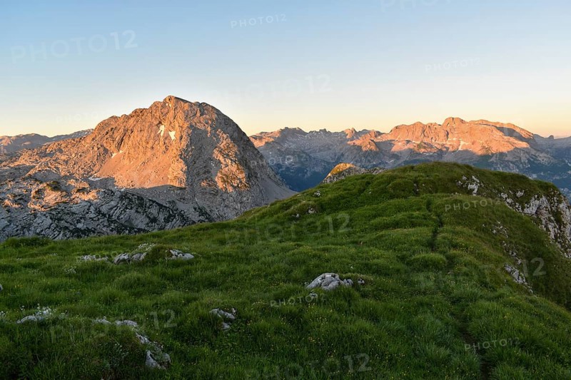 Sunrise at Kahlersberg (left) and Funtenseetauern in the Hagengebirge or Steinernes Meer, Berchtesgaden National Park, Bavaria, Germany