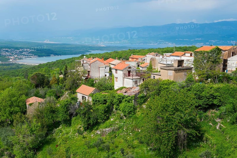 View of a village with red roofs, embedded in green vegetation and with mountains in the background, Dobrinj, Dobrauen, island Krk, Kvarner Gulf Gulf bay, Primorje-Gorski kotar, Croatia