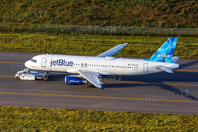 A JetBlue Airbus A320 aircraft with the registration number N703JB at the airport in Orlando, USA