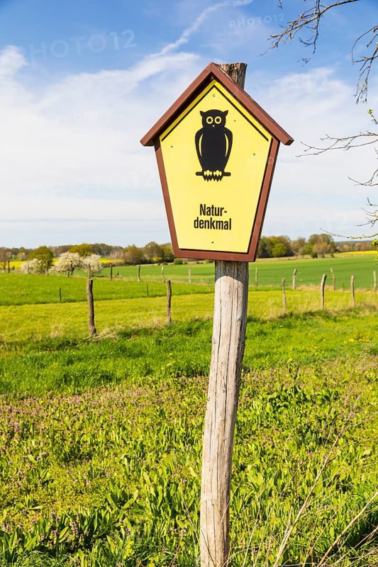Natural monument sign on the country lane to Medingen with various tree species, many old and new fruit trees, Marsdorf, Dresden, Saxony, Germany