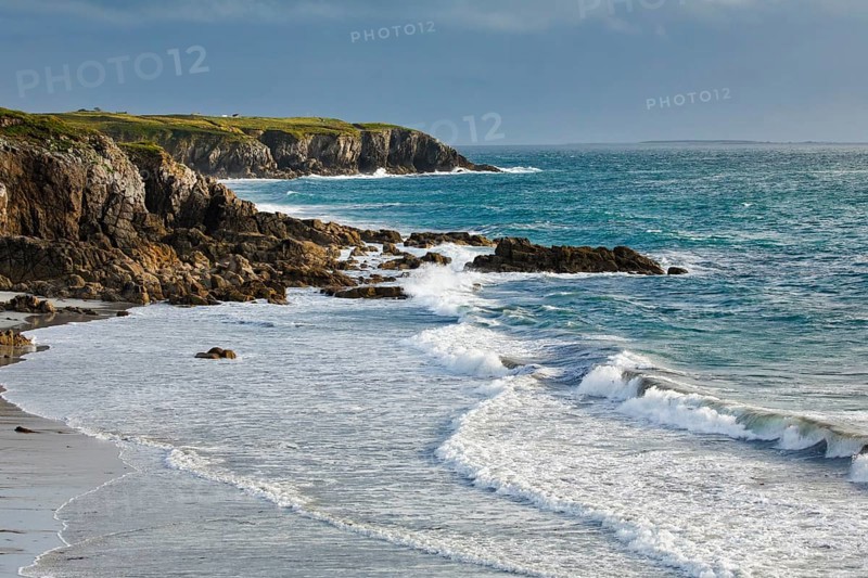 Waves breaking on the rocky coast near Plouarzel on the Atlantic coast, Département Finistère, Brittany, France