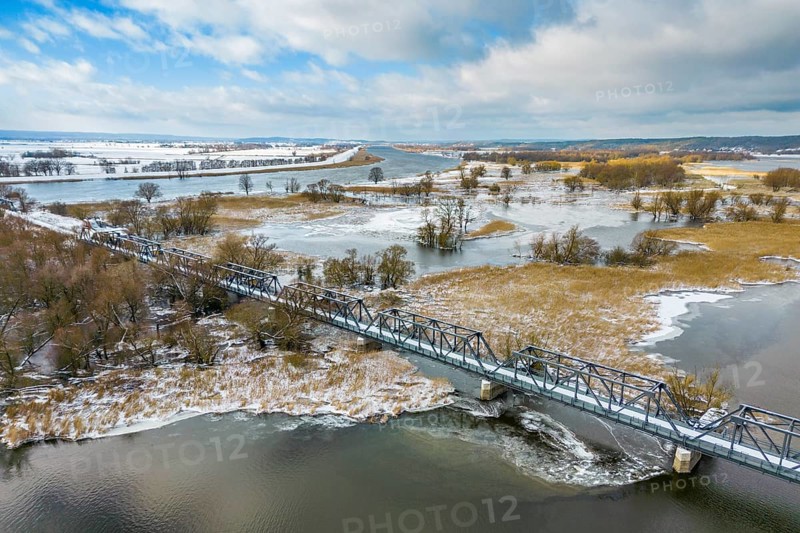 Aerial view, drone photo: Europabrücke Bienenwerder, also Europabrücke Neurüdnitz-Siekierki with snow in winter, former railway bridge over the river Oder between Bienenwerder (Oderaue) and Siekierki (Zäckerick) in the town of Cedynia (Zehden) in Poland, Oderbruch, Brandenburg, Germany