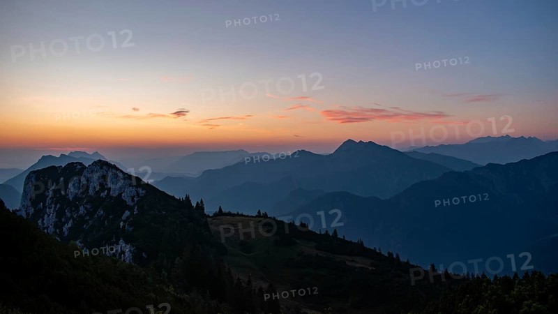 Sunrise in the nature reserve Östliche Chiemgauer Alpen with Hörndlwand and behind it Rauschberg and Hochstaufen, in the centre the Sonntagshorn, on the right the Watzmann, Bavaria, Germany
