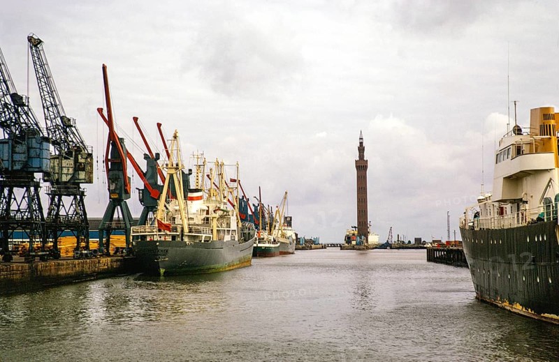 Frachtschiffe im Royal Dock mit Grimsby Dock Tower, Grimsby, Lincolnshire, England, UK September 1973