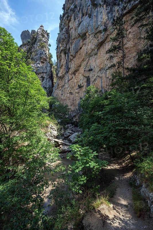 Hiking trail in the gorge of Trevans, Gorges de Trévans, near Estoublon, Alpes-de-Haute-Provence, Provence, France