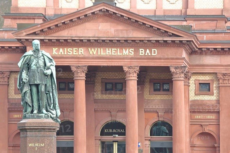 Monument to German Emperor Wilhelm I, sculpture, portal, entrance with columns spa, Wilhelm the Great, inscription, spa, Kaiser-Wilhelms Bad, spa gardens, Bad Homburg, Taunus, Hesse, Germany