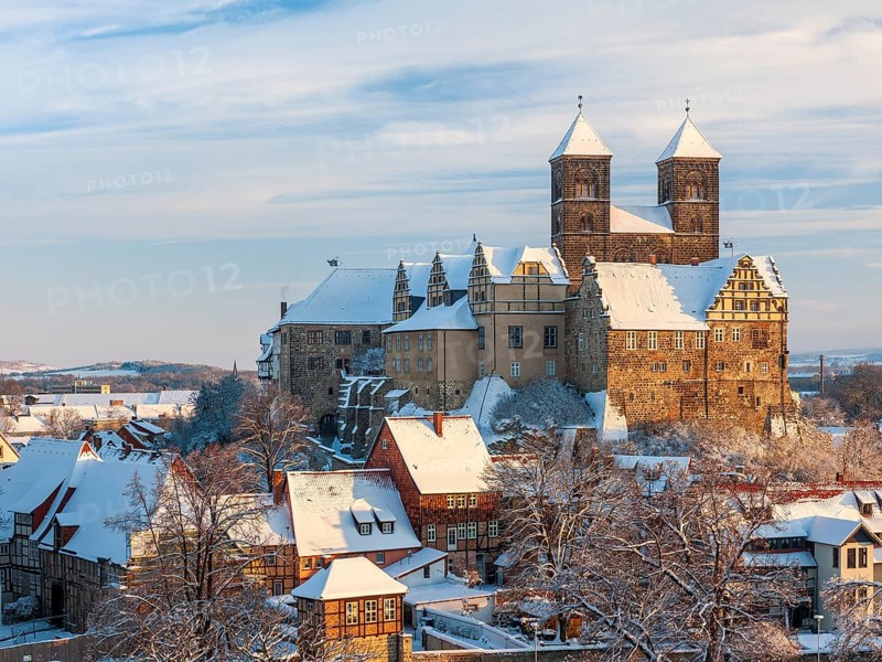 View of the snow-covered Schlossberg with St Servatius collegiate church and castle and the half-timbered houses of the old town in winter, UNESCO World Heritage Site, Quedlinburg, Saxony-Anhalt, Germany