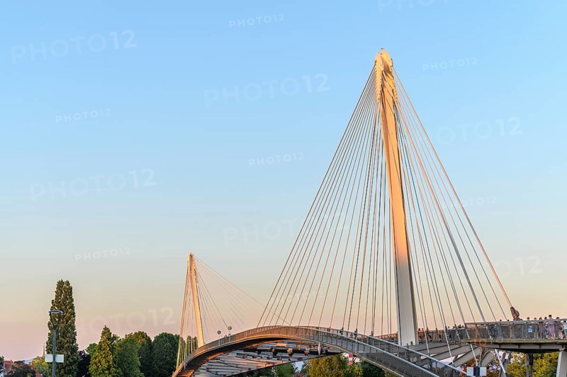 Die Deux-Rives-Fußgängerbrücke zwischen Deutschland und Frankreich in Kehl und Straßburg, ein Symbol der grenzüberschreitenden Zusammenarbeit. Bas-Rhin, Collectivite europeenne d'Alsace, Grand Est