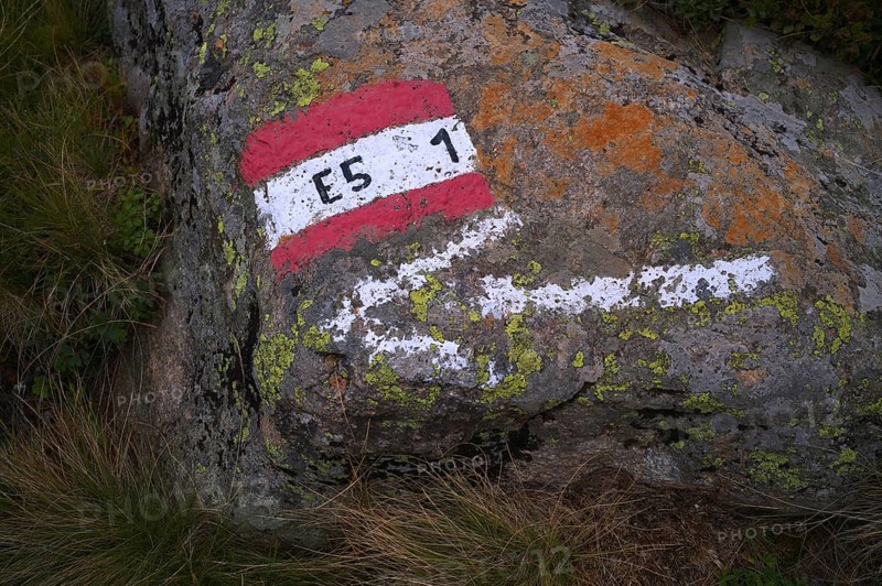 Marking, labelling, long-distance hiking trail E5, Alpine crossing, Almenweg, Klammeben, Hirzer near Saltaus, Schenna, Scena, Passeier Valley, South Tyrol, Autonomous Province of Bolzano, Italy