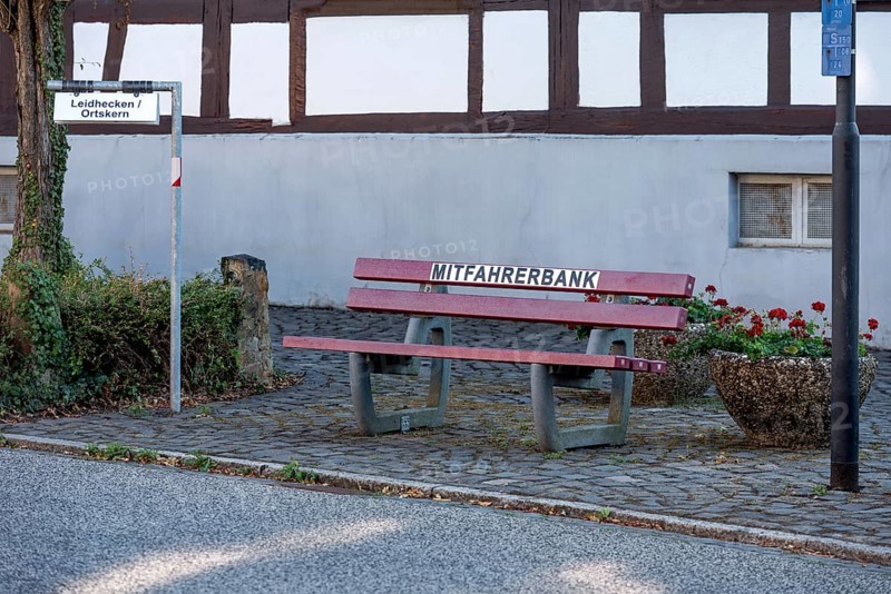 Carpool bench, carpool bench with direction sign for direction of travel, public bench for private carpooling, rural, organised hitchhiking, hitchhiking, Florstadt, Wetterau, Hesse, Germany