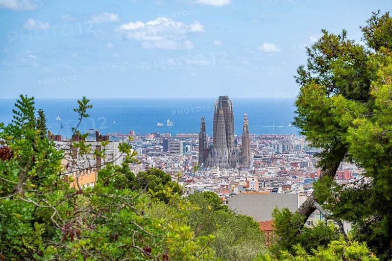 View from the Parc Güell towards the city with Sagrada Familia and Torre Agbar, Mediterranean Sea behind, Barcelona, ??Catalonia, Spain