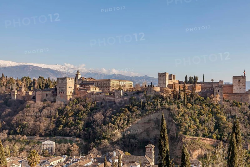 Alhambra on the Sabikah hill, Moorish city castle, Nasrid palaces, behind the snow-covered Sierra Nevada, Mirador de San Nicolas, Granada, Andalusia, Spain