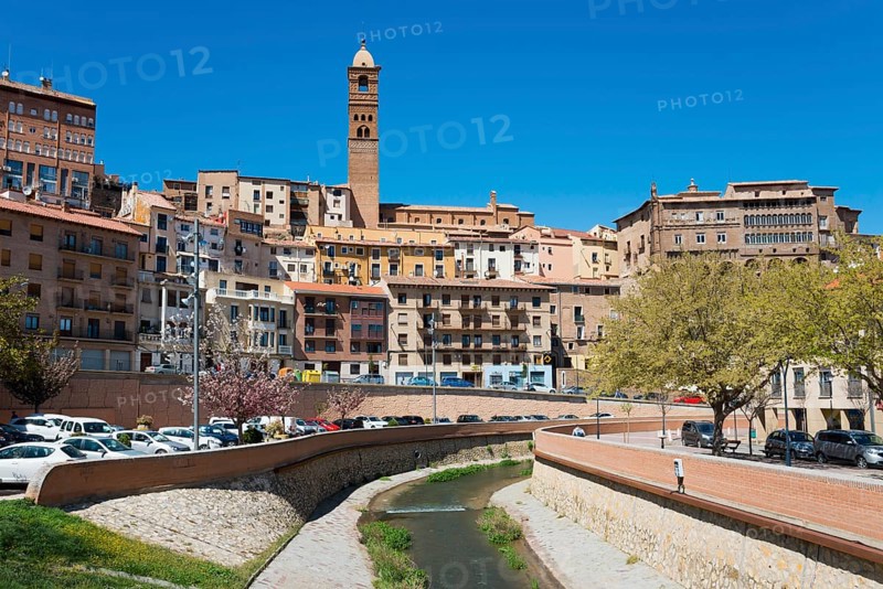 Cityscape with closely spaced houses and a river in the centre, dominated by a tower, church, Iglesia de Santa María Magdalena, episcopal palace, Palacio Episcopal, Rio Queiles, Tarazona, Zaragoza, Aragon, Spain