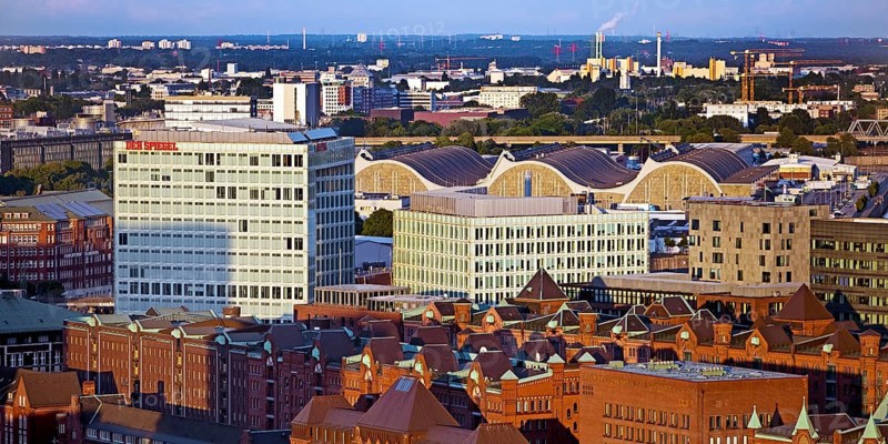 Stadtansicht von oben mit der Speicherstadt und dem Spiegel-Gebäude, Hamburg, Deutschland