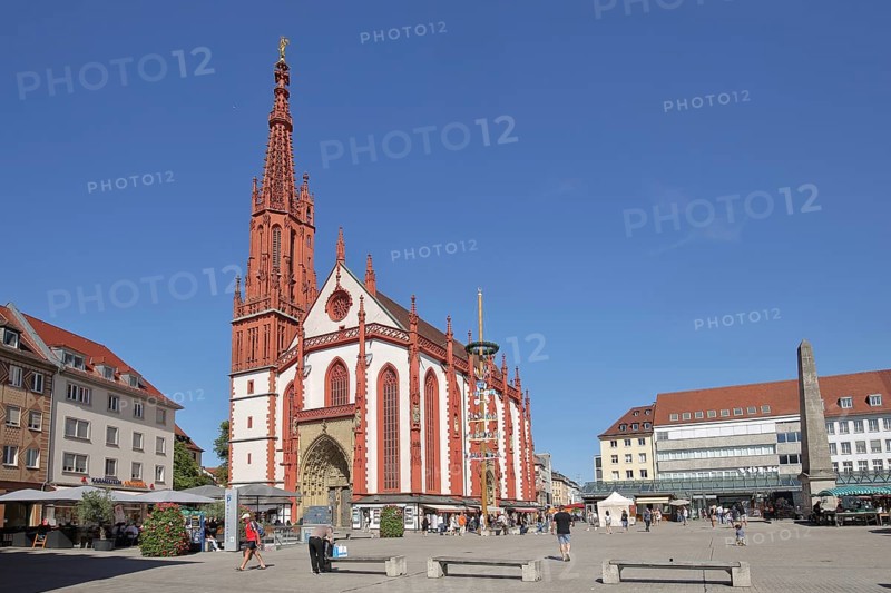 Gothic Lady Chapel on the market square with fountain obelisk, fountain, obelisk, Würzburg, Lower Franconia, Franconia, Bavaria, Germany