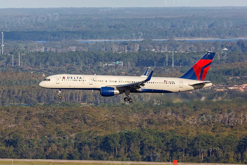 A Boeing 757-200 aircraft of Delta Air Lines with the registration number N672DL at the airport in Orlando, USA