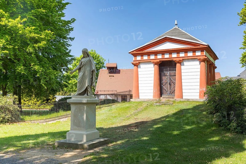 Count's hereditary burial place, in front of it a large figure of Jesus Christ with outstretched arms, Neschwitz cemetery, Upper Lusatia, Saxony, Germany