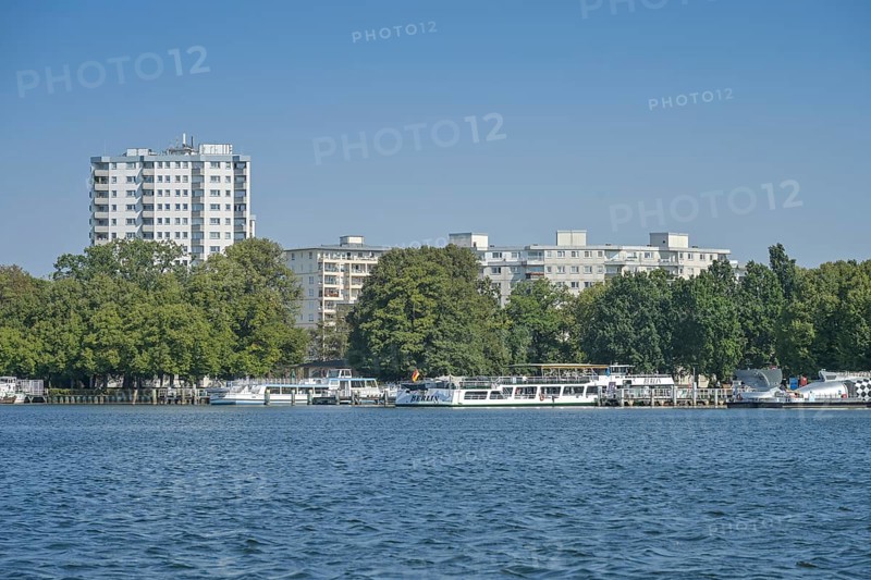 Residential buildings and jetties in Tegel, Greenwichpromenade, Tegeler See, Tegel, Reinickendorf, Berlin, Germany