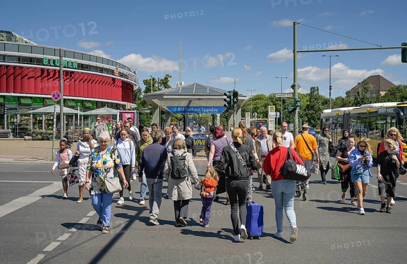 Pedestrian crossing, Altstädter Ring, Spandau, Berlin, Germany