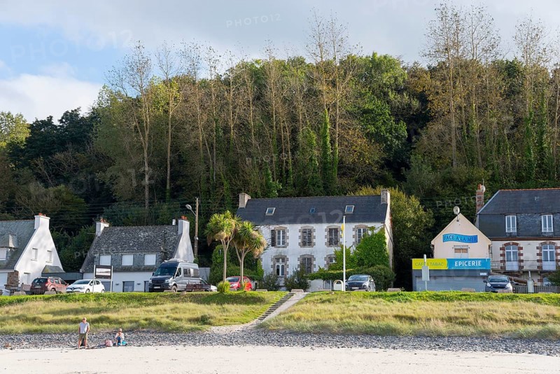 Beach view with houses and shops on the coast, surrounded by green trees, Plage Saint Efflamm, Plestin-les-Grèves, Breton Plistin, Arrondissement Lannion, Côtes-d'Armor, Brittany, France