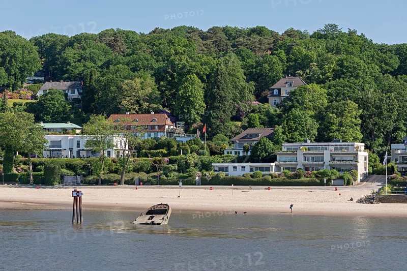 Houses, beach, shipwreck MS Uwe, Falkensteiner Ufer, Elbe, Hamburg, Germany