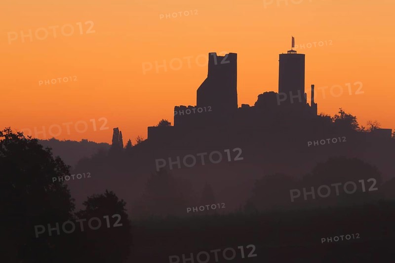 Münzenberg Castle in front of sunrise, silhouette, mood, dawn, Wetterau, Hesse, Germany