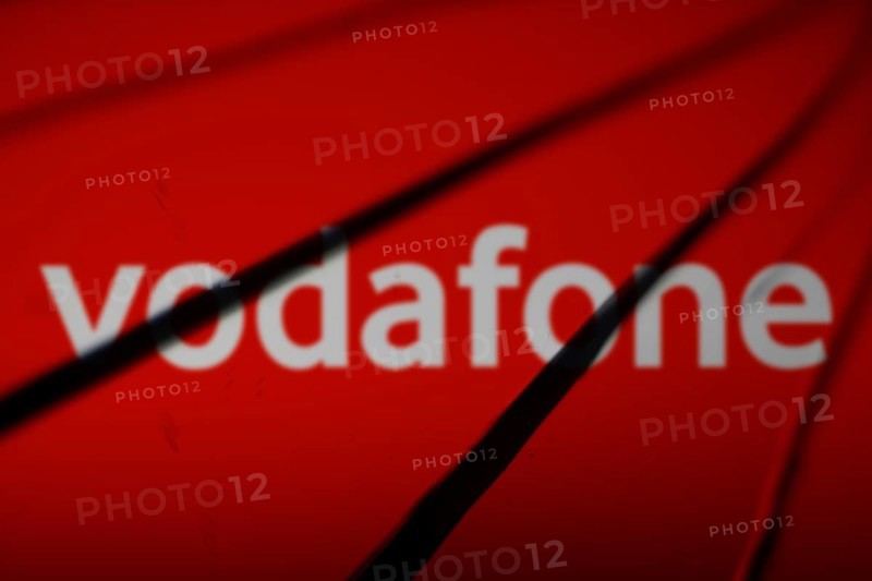 Vodafone logo is visible on the broekn glass.