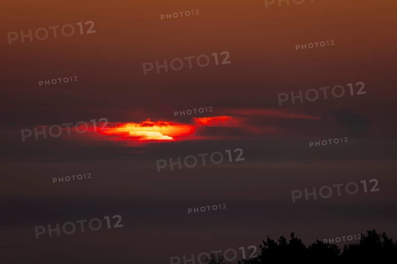 From the so-called Malerblick in Kronberg im Taunus, you can watch the sun break through the fog and cloud cover that shrouds the Rhine-Main region in the morning. Kronberg, Malerblick, Hesse, Germany