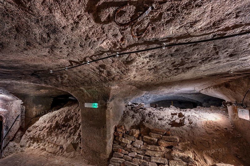 Remaining rubble from World War II in the historic rock cellars, laid out in the 17th century, market square, Lauf an der Pegnitz, Middle Franconia, Bavaria, Germany