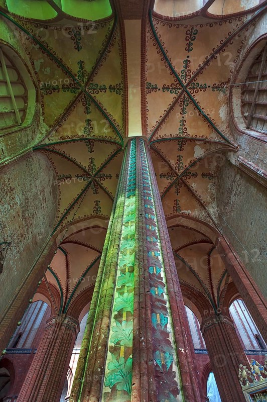 Fabulously painted pillars and vaults in St Nicholas' Church, late Gothic brick building, built between 1381 and 1487, Wismar, Mecklenburg-Western Pomerania, Germany