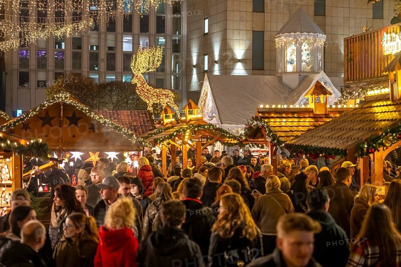 Pre-Christmas time, visitors to de, Christmas market in downtown Essen, on Kennedyplatz, the market is already opening in mid-November, Christmas lights, Essen Light Weeks, North Rhine-Westphalia, Germany